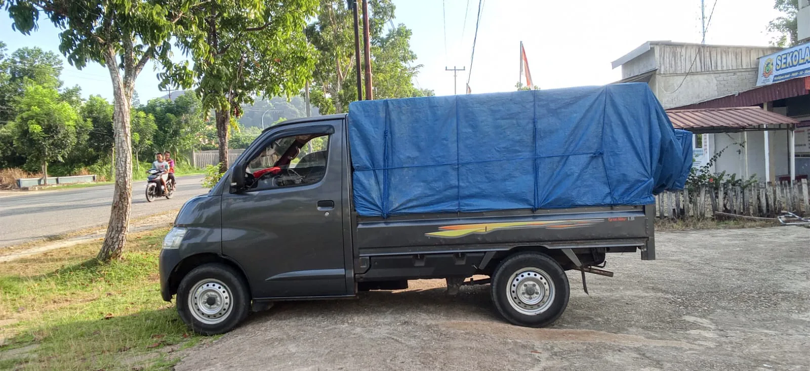 Mobil pickup membawa barang untuk jasa angkutan di Pekanbaru