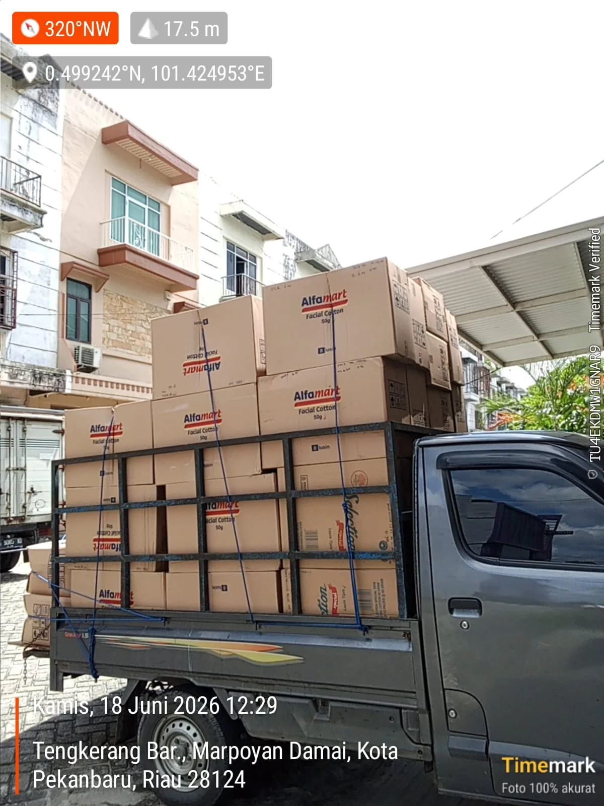 Pickup membawa kardus barang toko di Pekanbaru