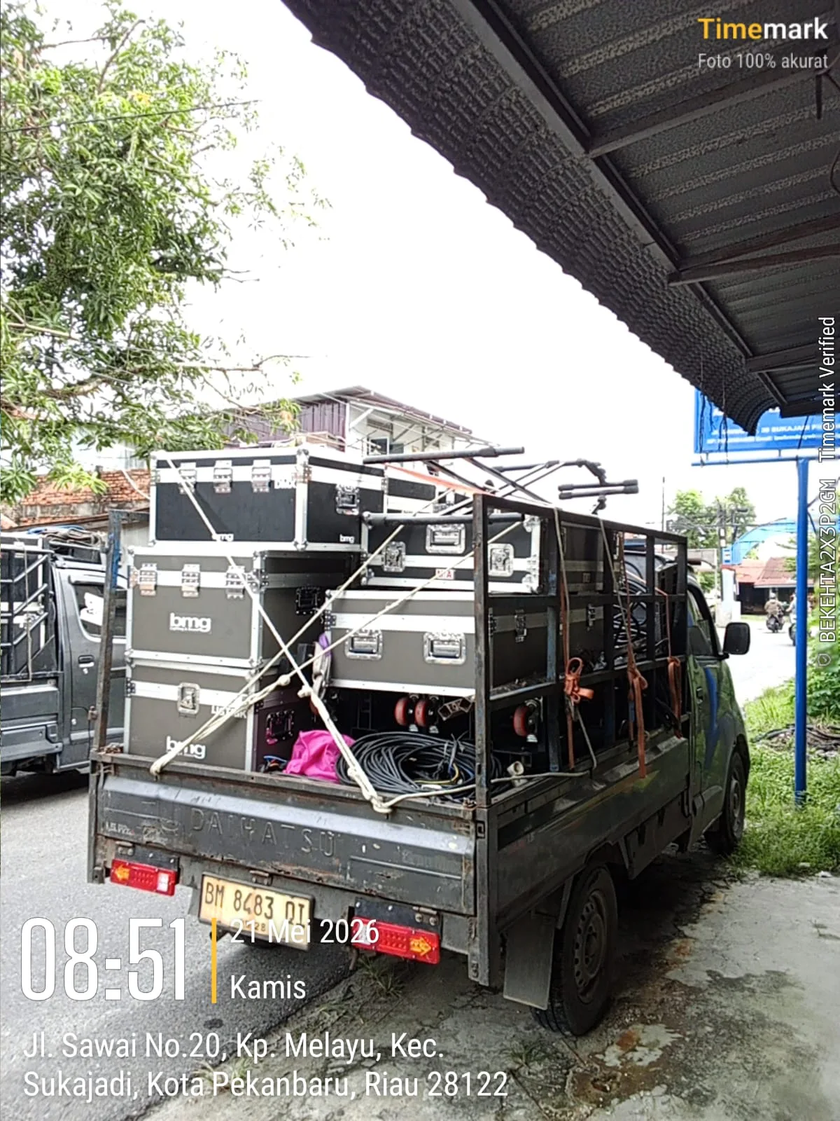 Pickup membawa perlengkapan proyek dan peralatan usaha